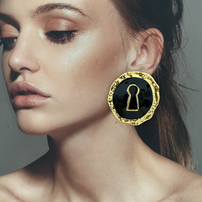 Exaggerated Black Enameled All - Vintage Collectible Show recensione e prezzo